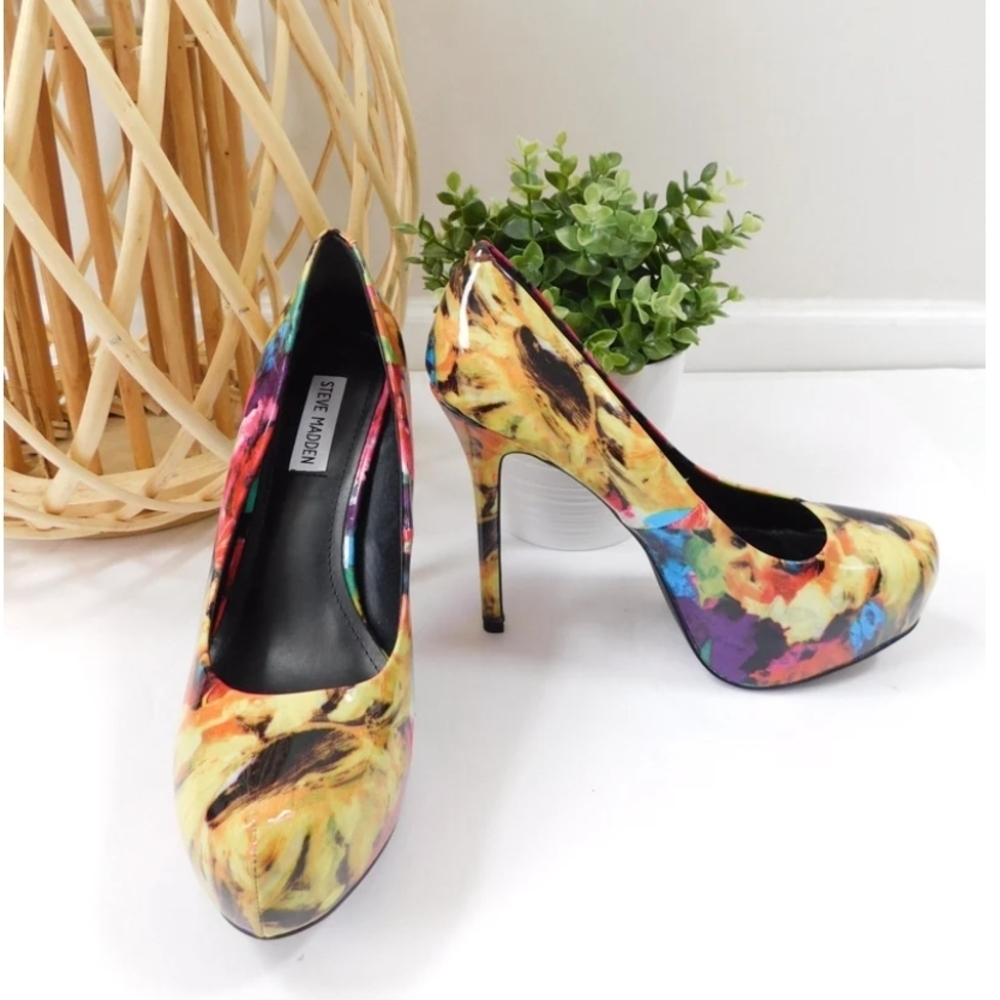 Vintage 90's Steve Madden Black Heels with Platform and Classic Silhouette